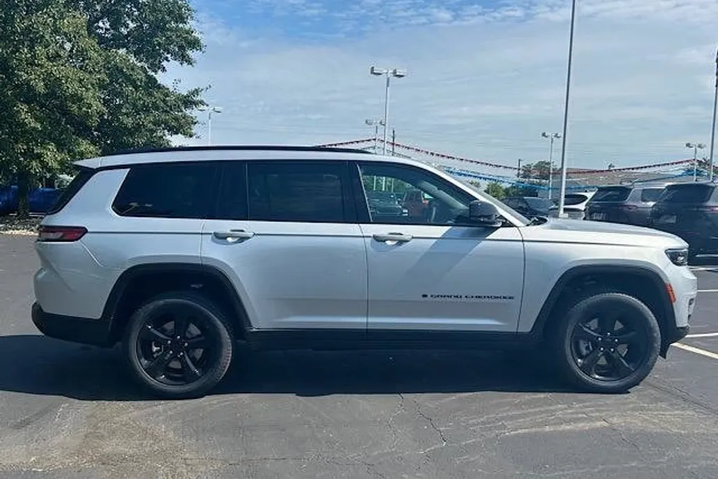 2025 Jeep Grand Cherokee Limited photo 1