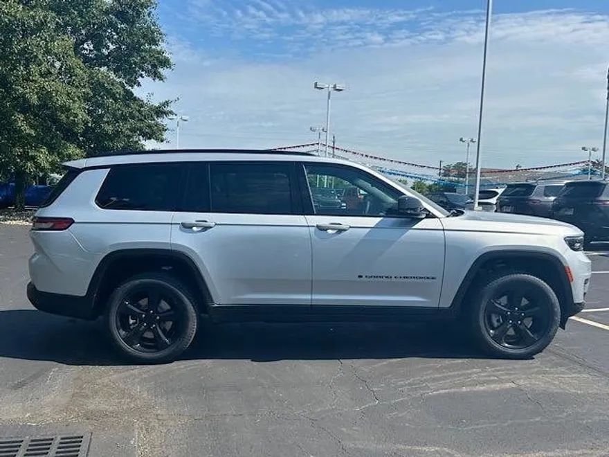 2025 Jeep Grand Cherokee Limited photo 1