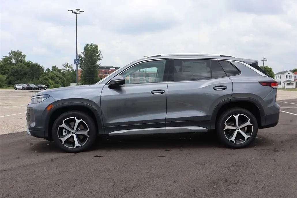 2025 Volkswagen Tiguan SE photo 1