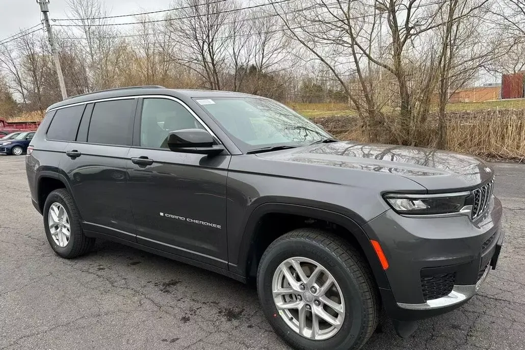2025 Jeep Grand Cherokee Laredo photo 1