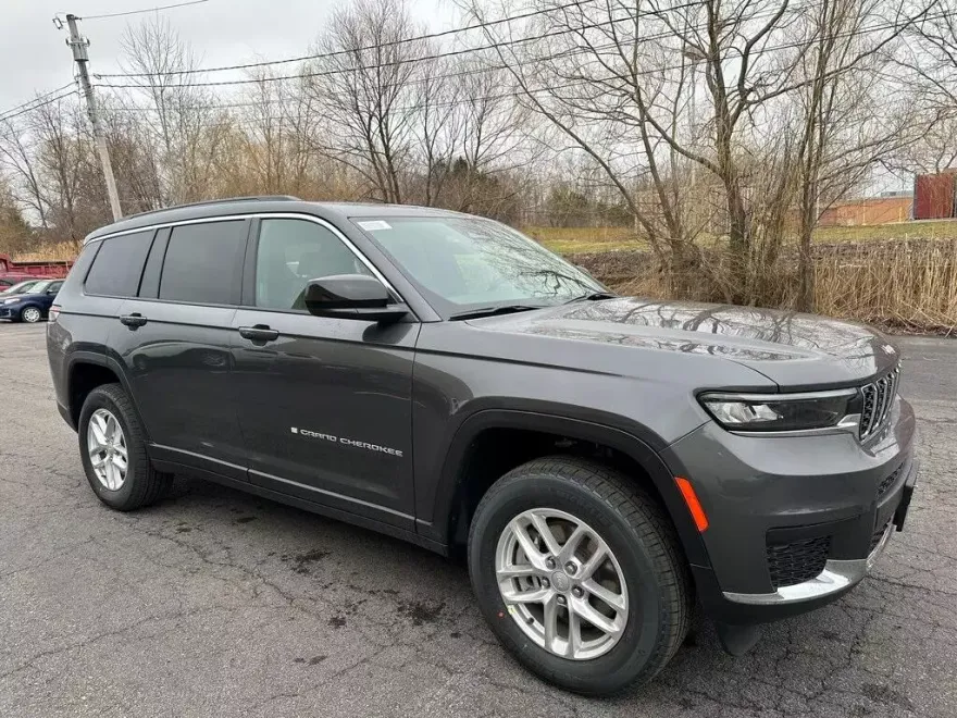 2025 Jeep Grand Cherokee Laredo photo 1