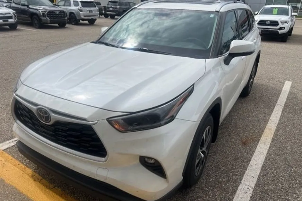 2021 Toyota Highlander XLE photo 1