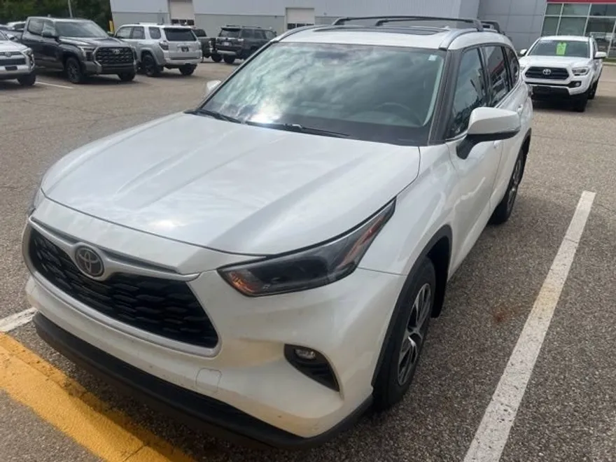 2021 Toyota Highlander XLE photo 1