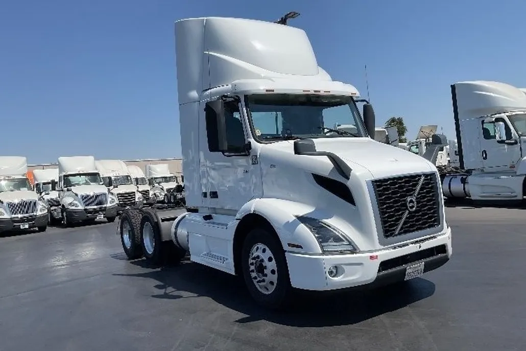 2020 Volvo Truck VNR photo 1