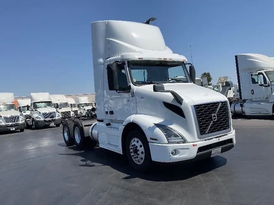 2020 Volvo Truck VNR photo 1