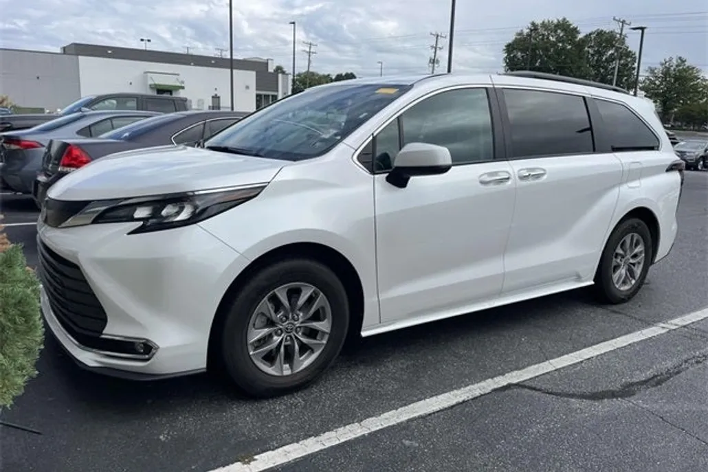 2024 Toyota Sienna XLE photo 1