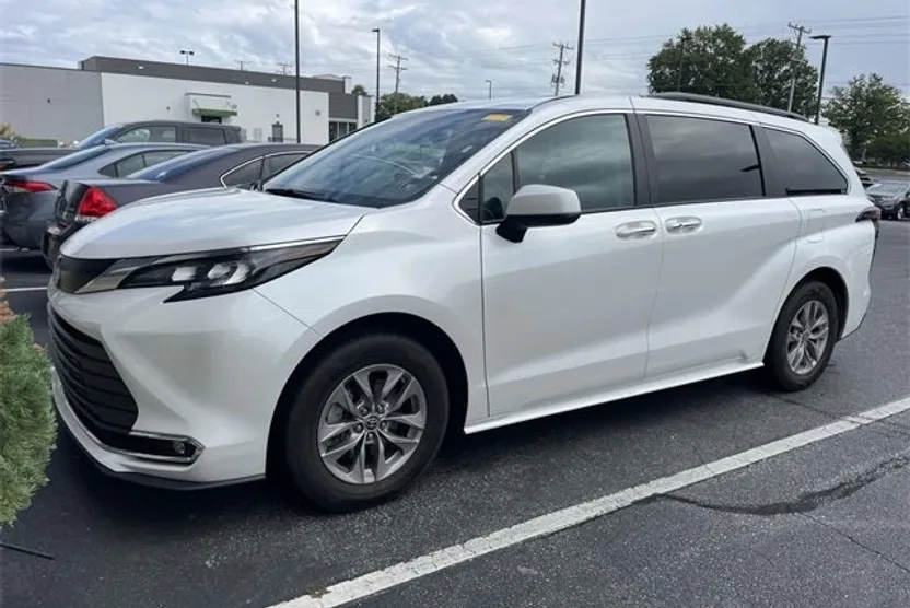 2024 Toyota Sienna XLE photo 1