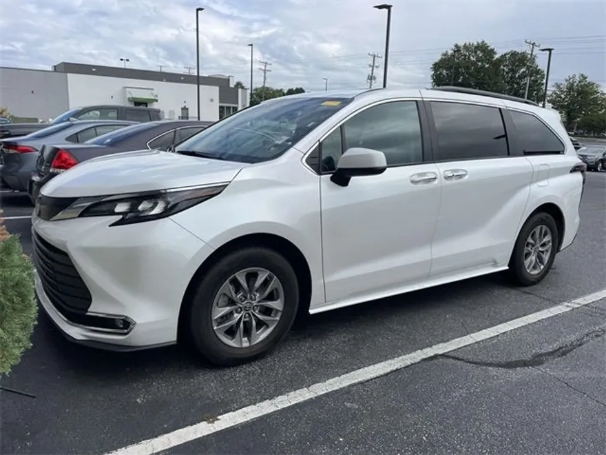 2024 Toyota Sienna XLE photo 1