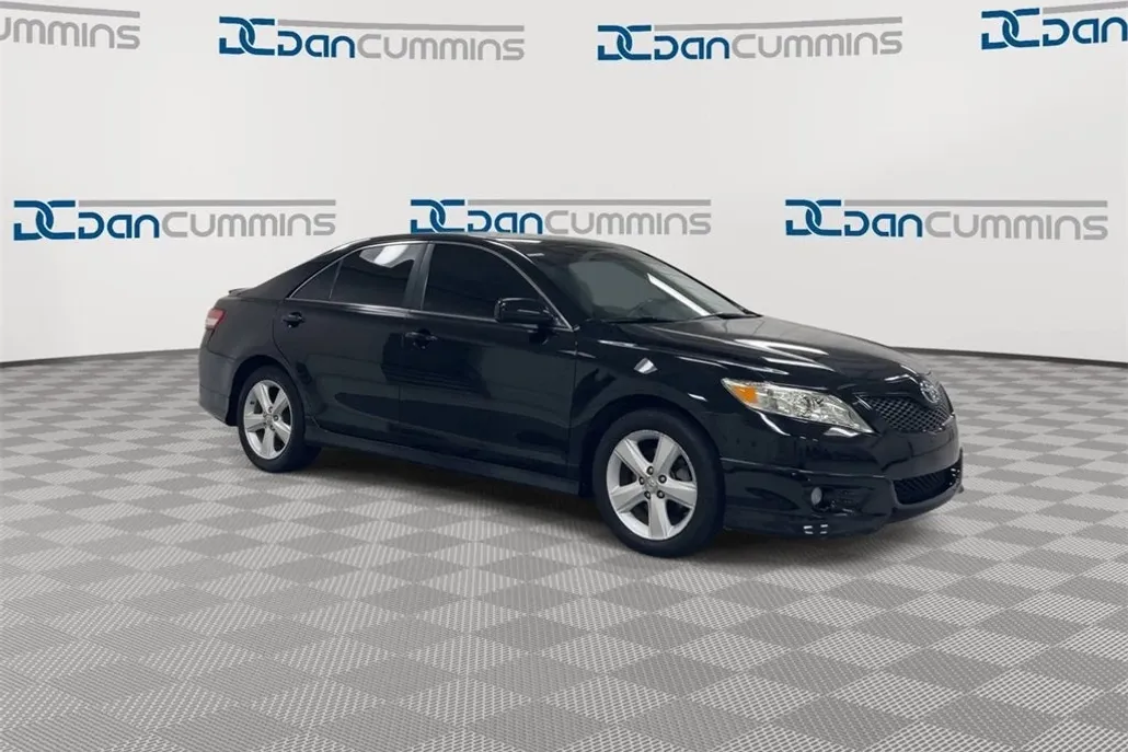 2011 Toyota Camry LE photo 1