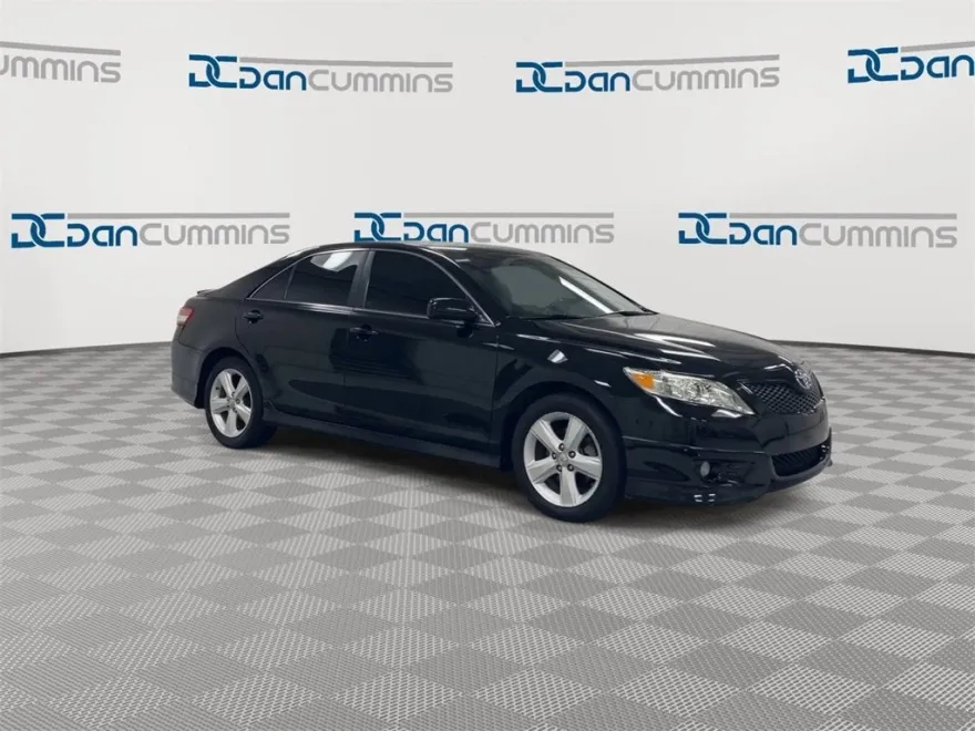 2011 Toyota Camry LE photo 1