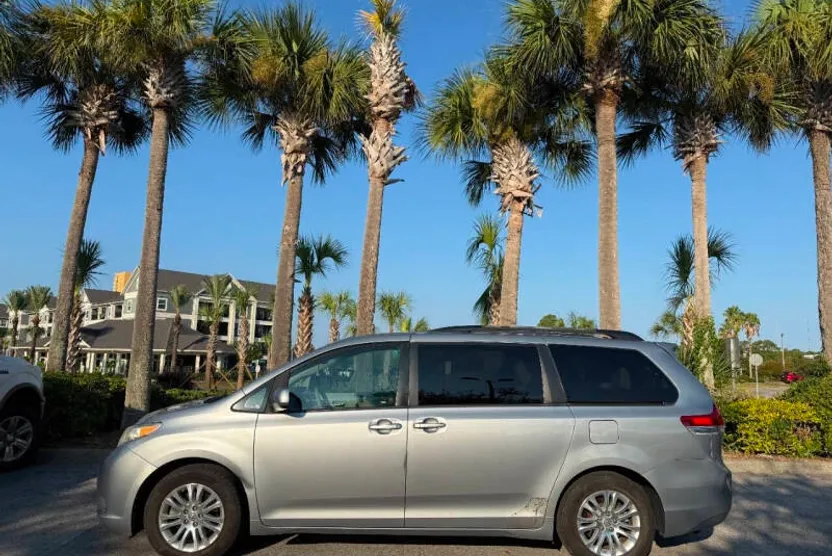 2013 Toyota Sienna XLE photo 1