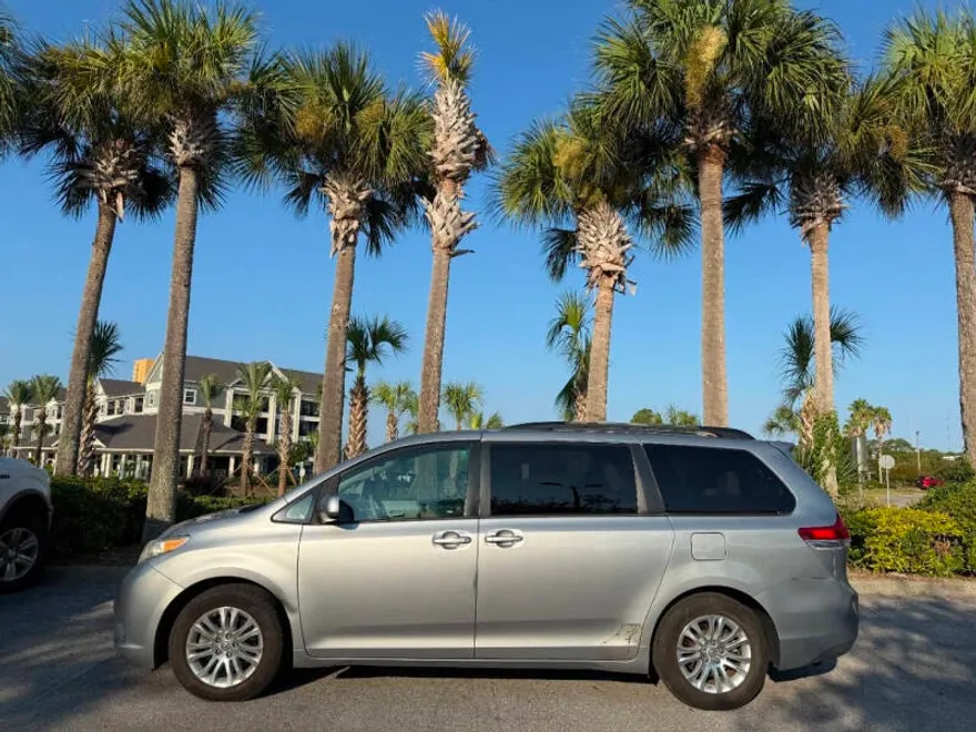 2013 Toyota Sienna XLE photo 1