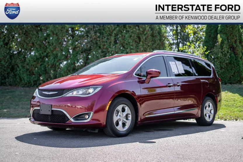 2017 Chrysler Pacifica Touring Plus photo 1