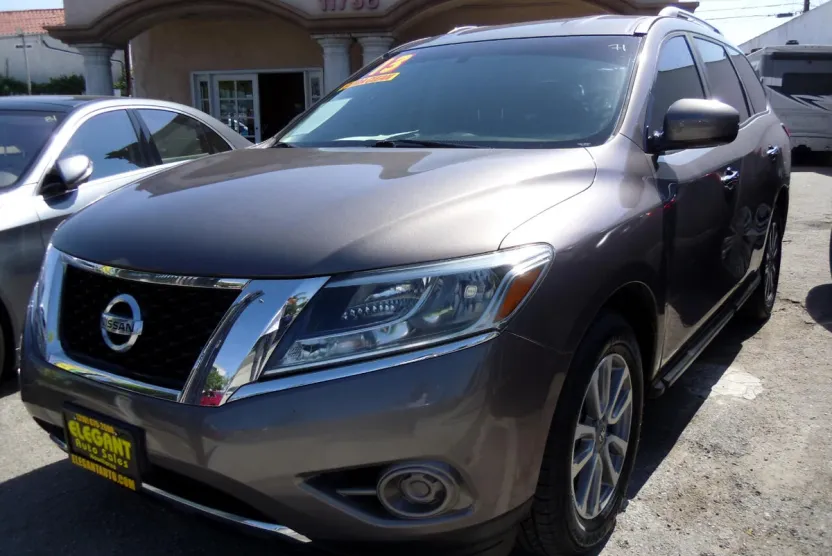 2013 Nissan Pathfinder SV photo 1