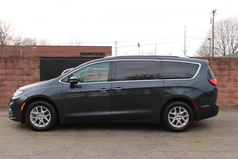 2021 Chrysler Pacifica Touring L photo 1