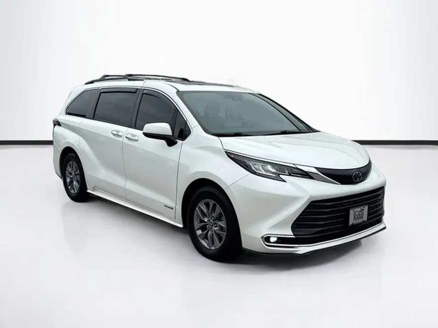 2021 Toyota Sienna XLE photo 1