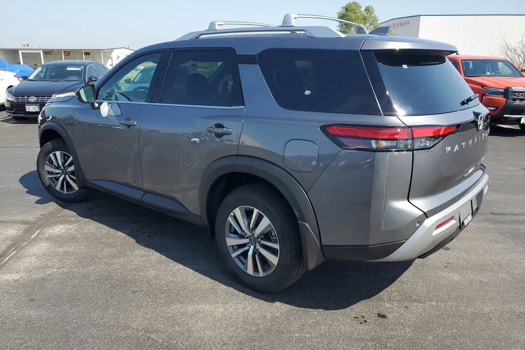 2025 Nissan Pathfinder SL photo 1