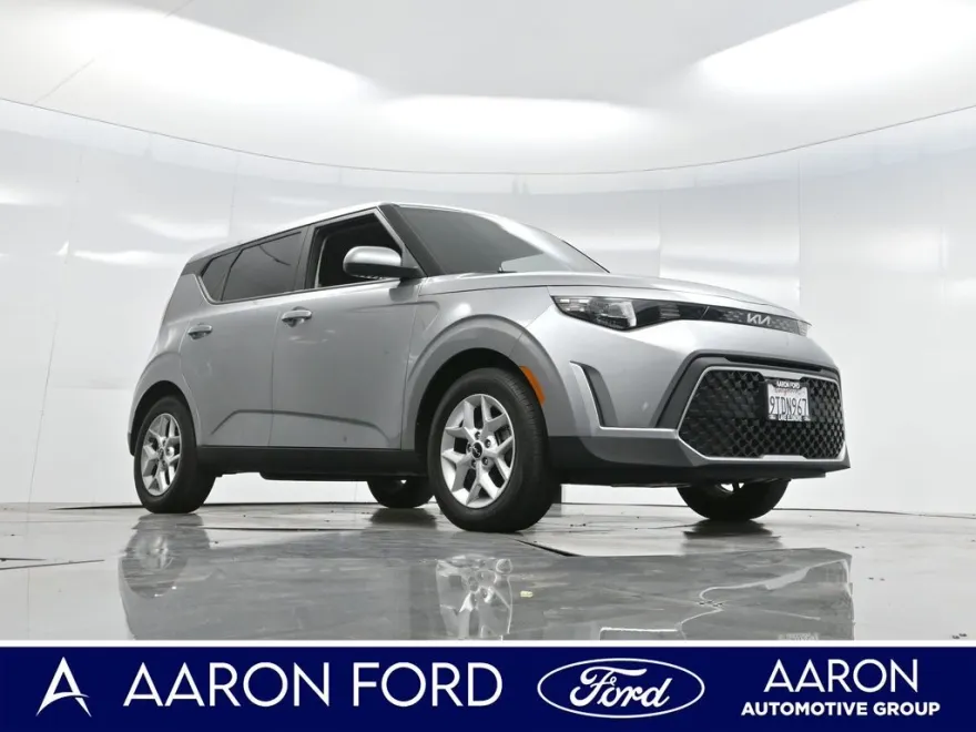 2024 Kia Soul LX photo 1