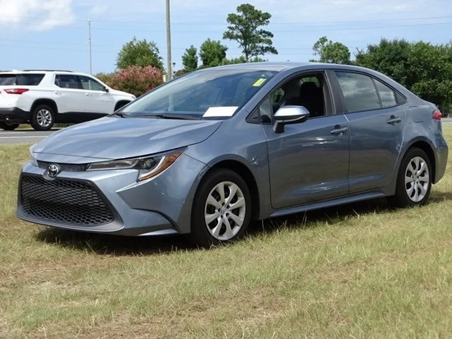 2022 Toyota Corolla LE photo 1