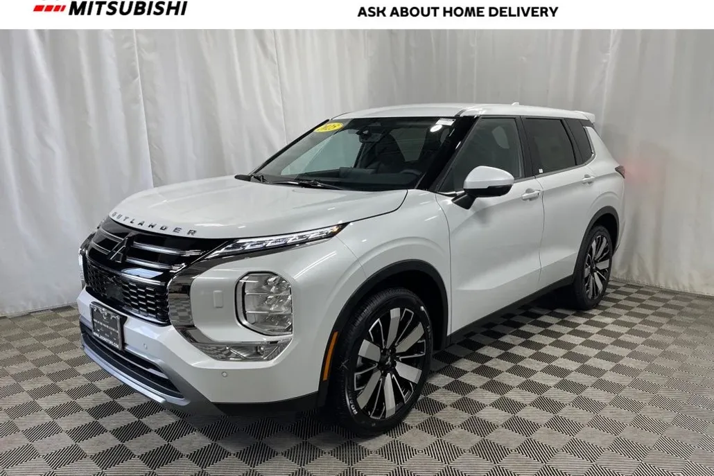 2025 Mitsubishi Outlander SE photo 1