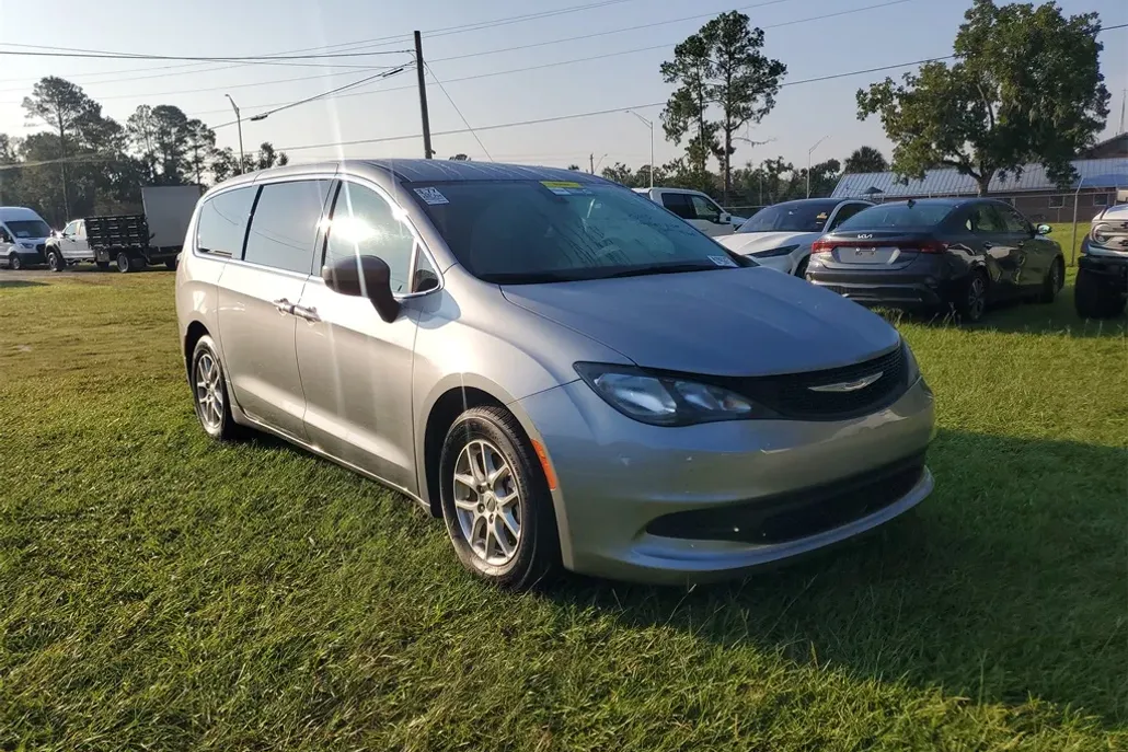 2021 Chrysler Voyager LX photo 1