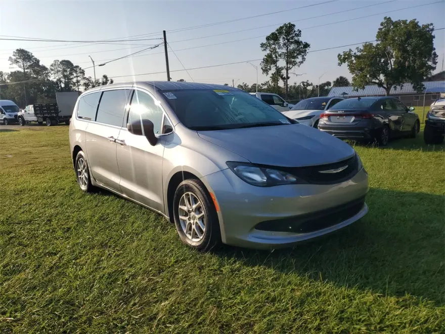 2021 Chrysler Voyager LX photo 1