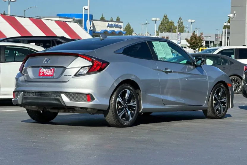 2018 Honda Civic Touring photo 1