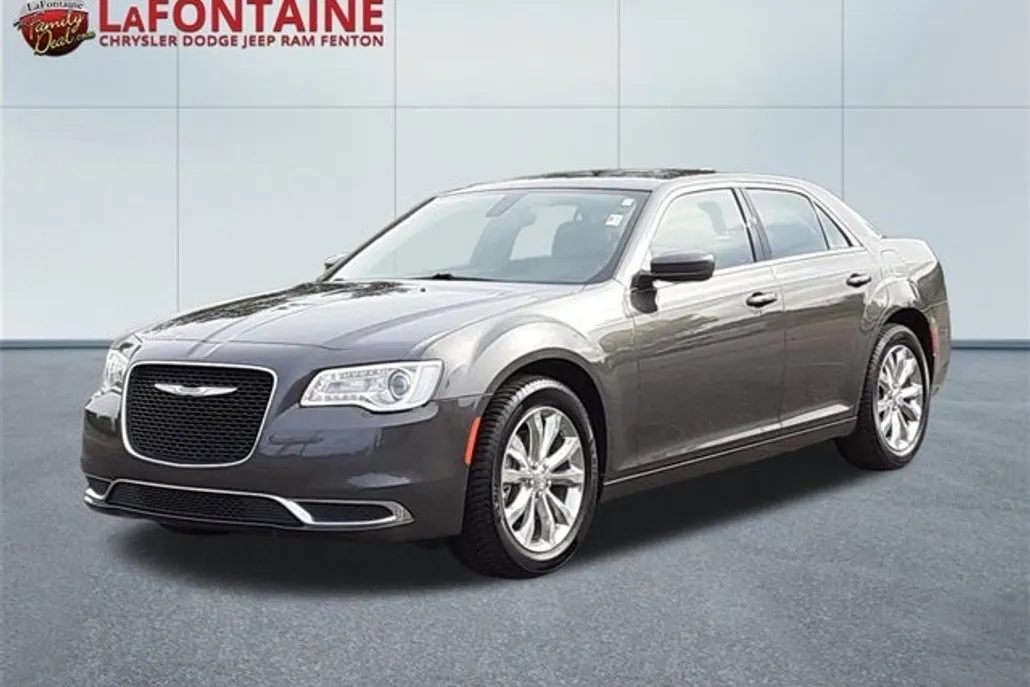 2023 Chrysler 300 Touring photo 1