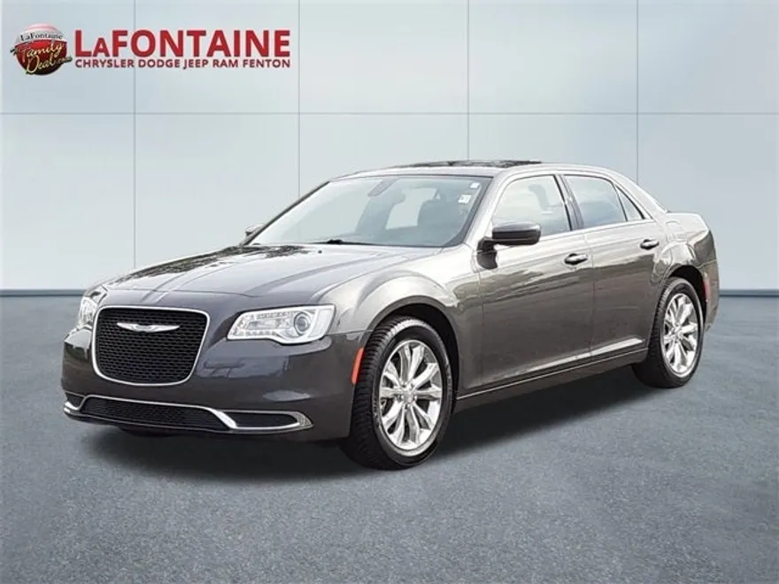 2023 Chrysler 300 Touring photo 1