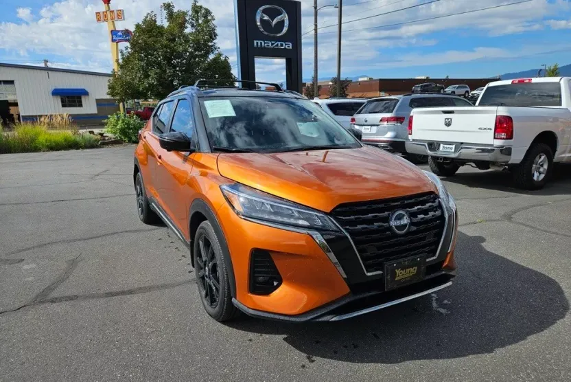 2023 Nissan Kicks SR photo 1