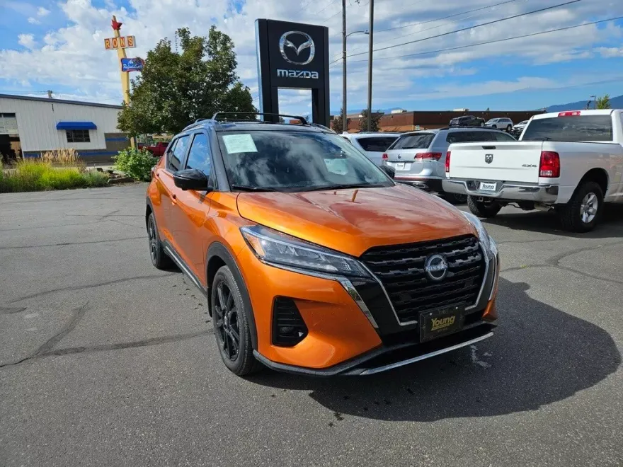 2023 Nissan Kicks SR photo 1