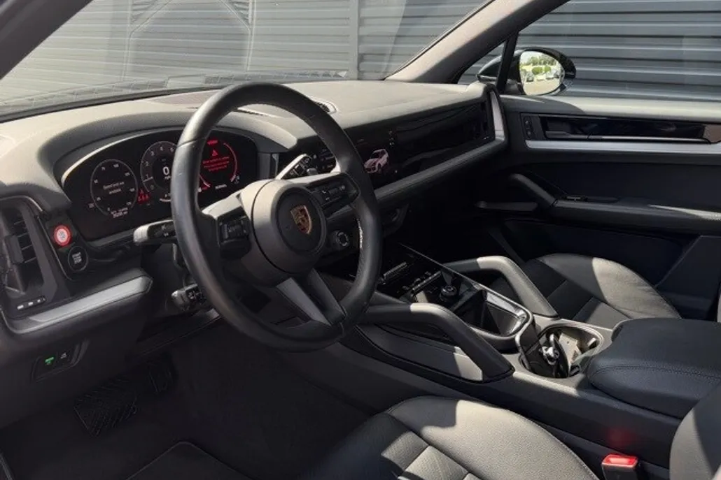 2024 Porsche Cayenne photo 1