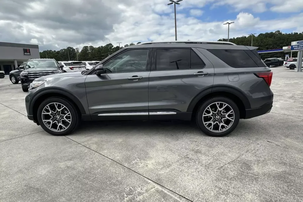 2025 Ford Explorer Platinum photo 1