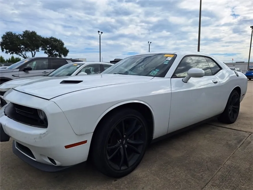 2018 Dodge Challenger SXT photo 1