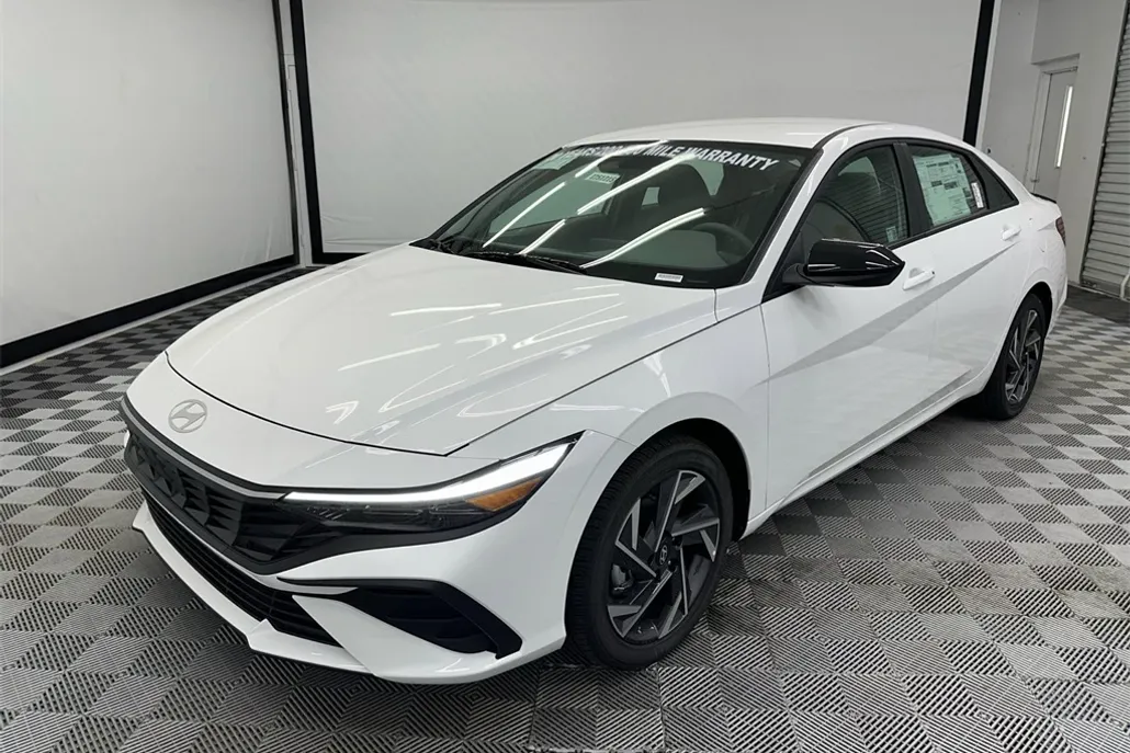 2025 Hyundai Elantra SEL Sport photo 1
