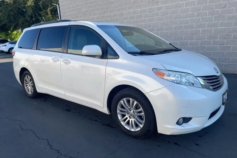 2015 Toyota Sienna XLE photo 1