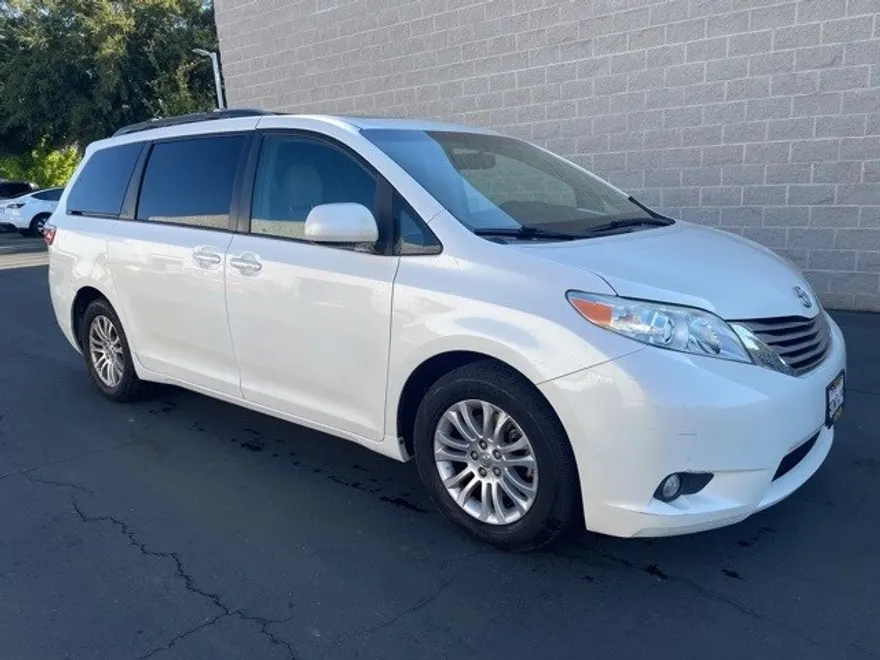 2015 Toyota Sienna XLE photo 1