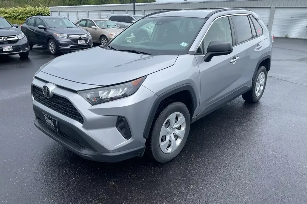 2020 Toyota RAV4 LE photo 1