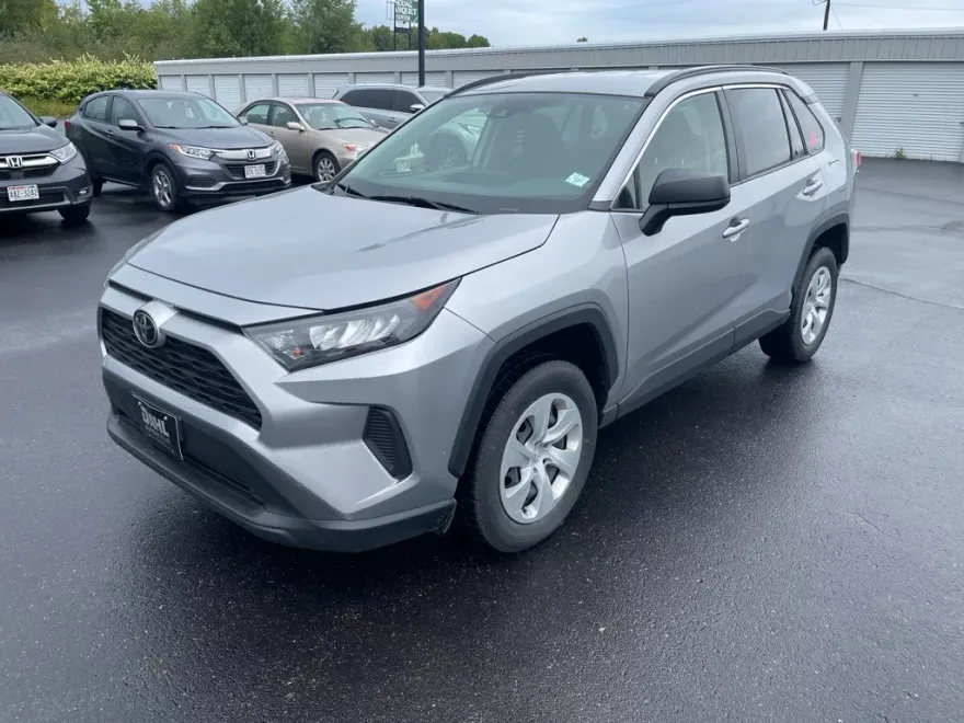 2020 Toyota RAV4 LE photo 1