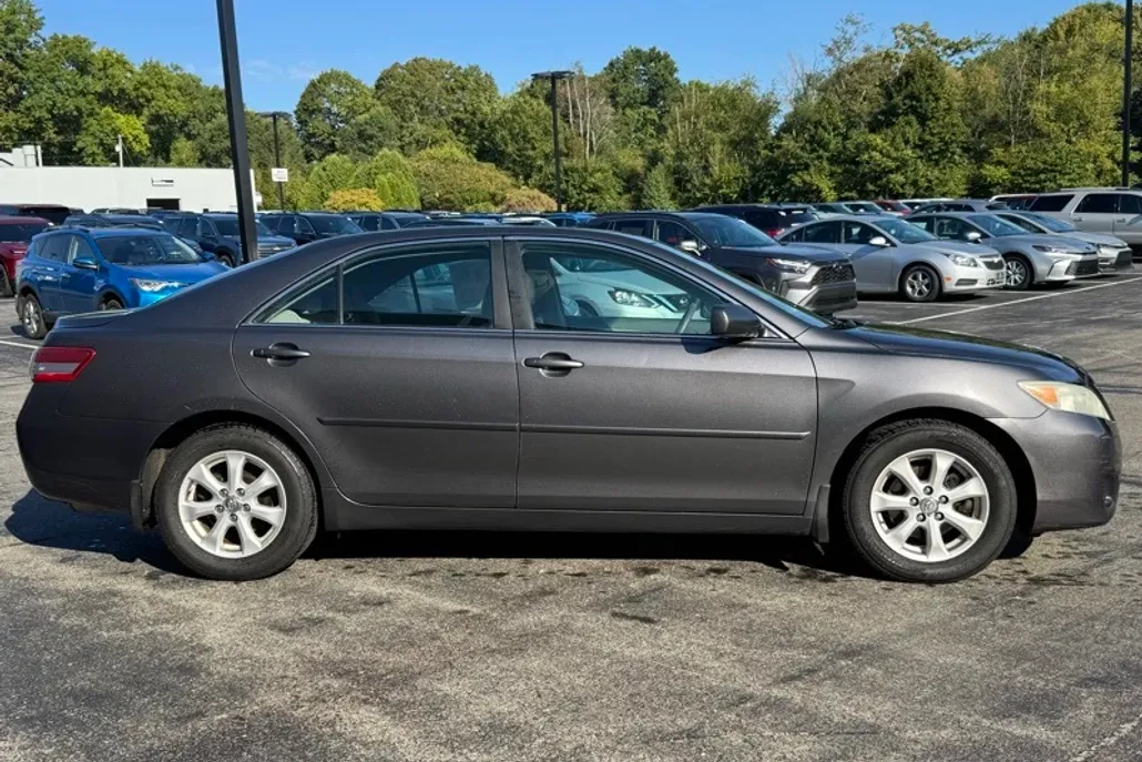 2011 Toyota Camry LE photo 1