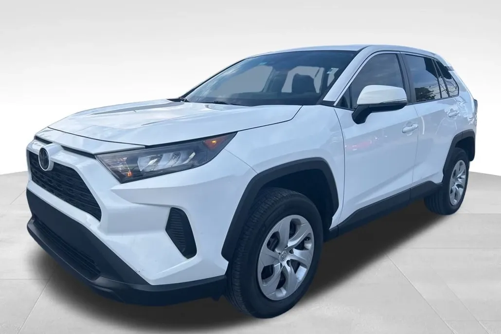 2022 Toyota RAV4 LE photo 1