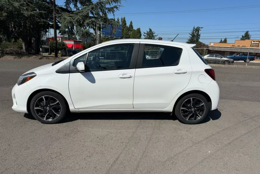 2017 Toyota Yaris LE SE photo 1