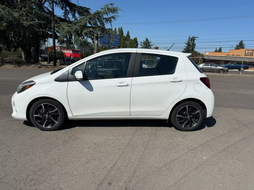 2017 Toyota Yaris LE SE photo 1