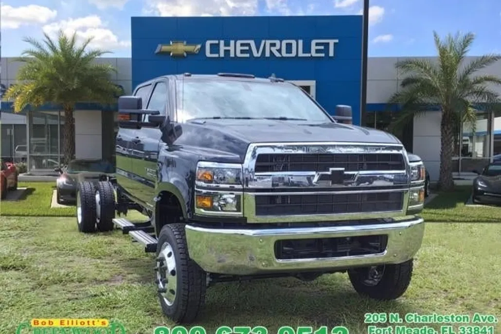 2024 Chevrolet Silverado 5500HD LT photo 1