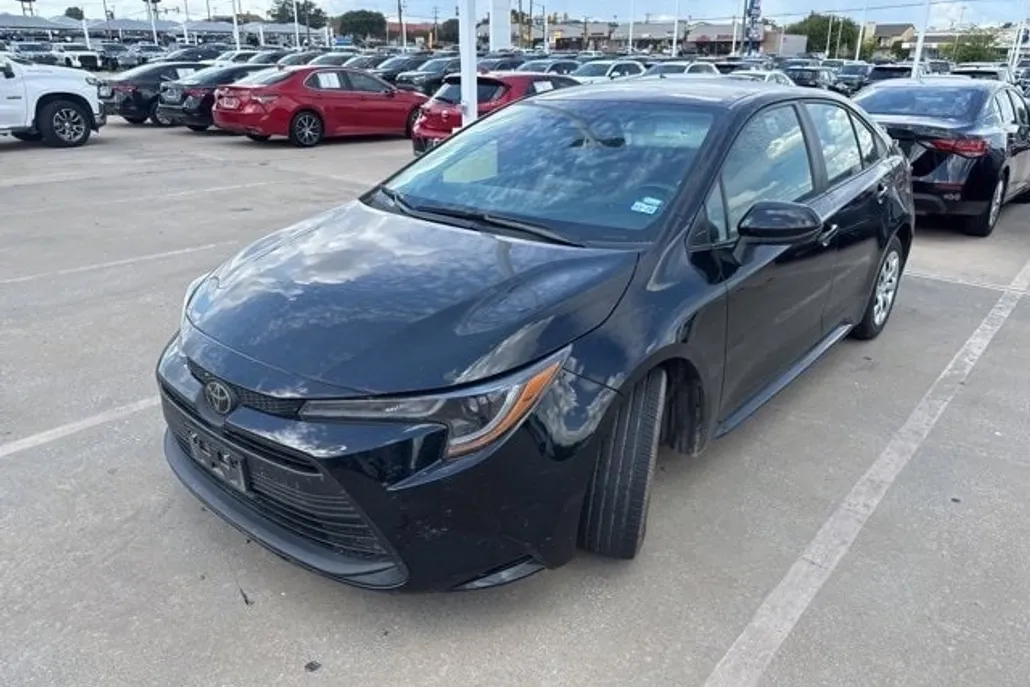 2023 Toyota Corolla LE photo 1