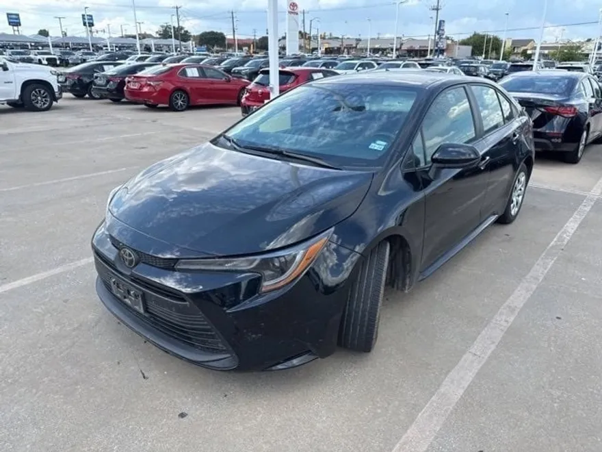 2023 Toyota Corolla LE photo 1