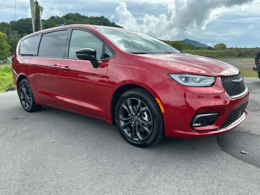 2026 Chrysler Pacifica photo 1