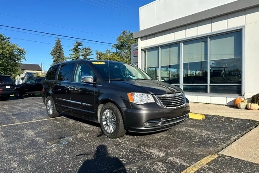 2016 Chrysler Town & Country photo 1