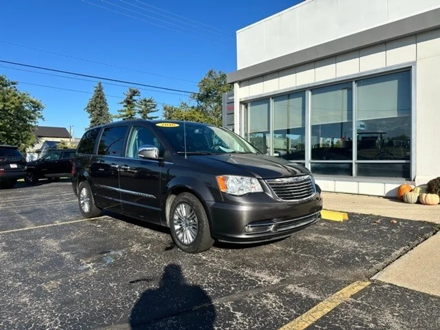 2016 Chrysler Town & Country photo 1