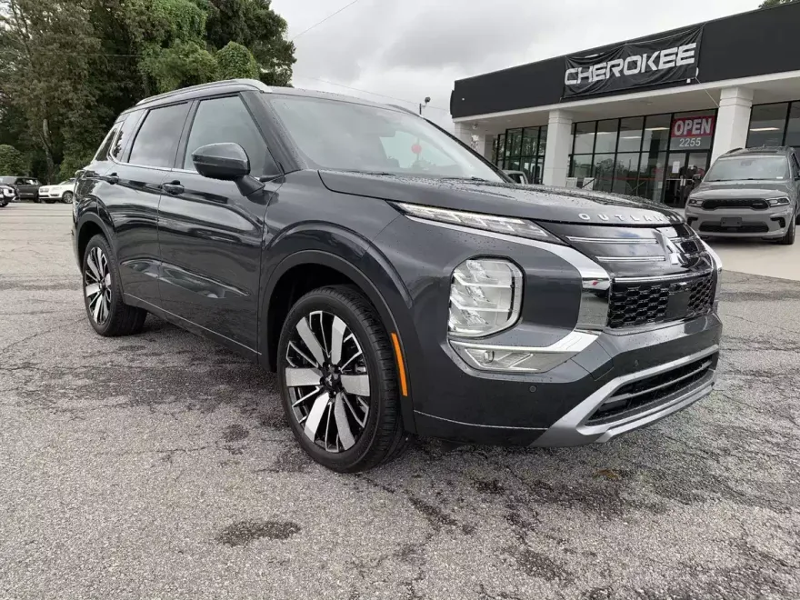 2025 Mitsubishi Outlander SEL photo 1